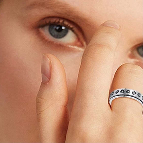 🦋3/$30🦋 Stainless Steel Flower Fidget Spinner Ring Size 9 - Picture 6 of 8